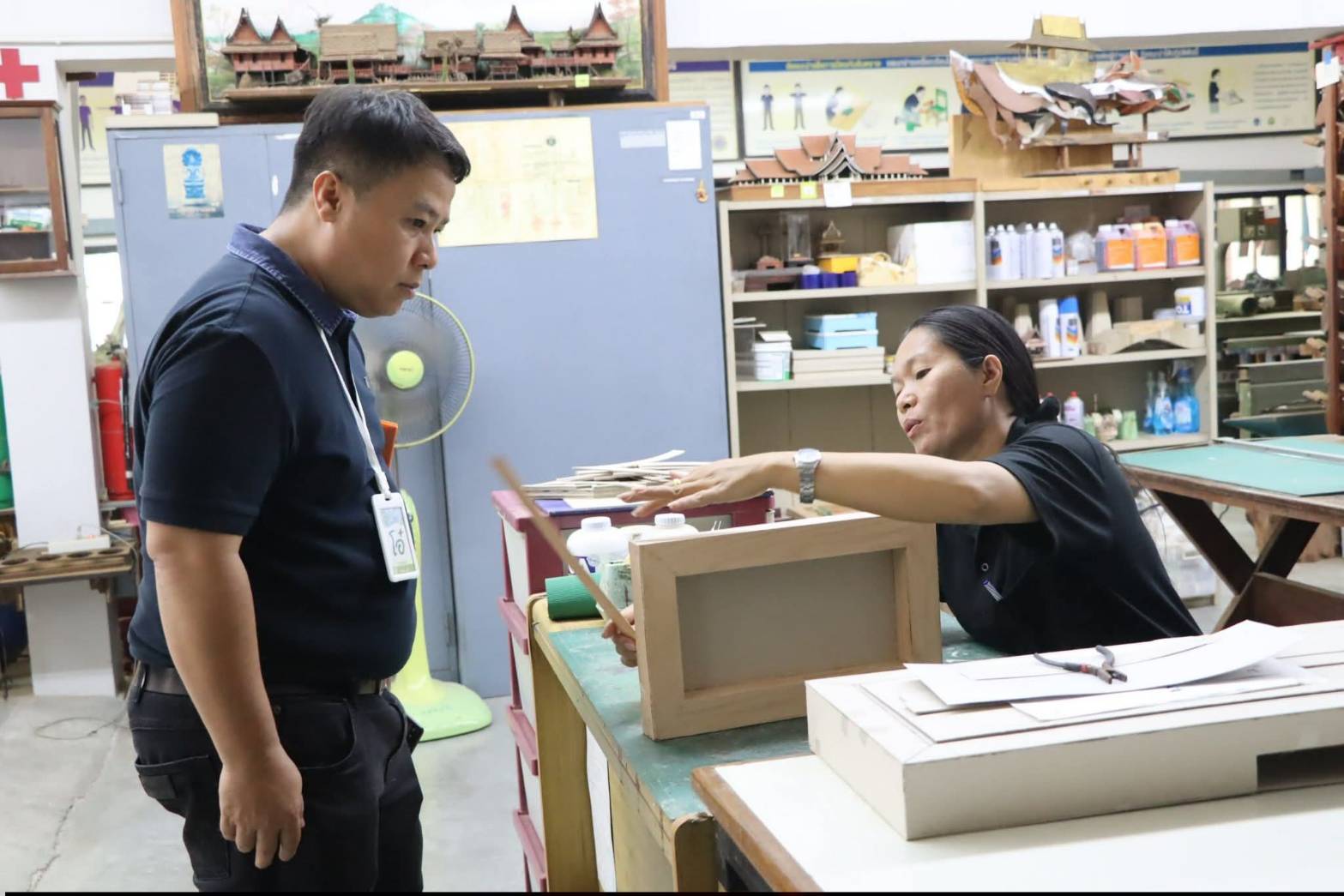 title - นางสาวสิริมา แจ้งกระจ่าง ผู้อำนวยการศูนย์ส่งเสริมและพัฒนาอาชีพเสริมนอกภาคการเกษตร ให้การต้อนรับบุคลากรในโครงการฝึกอบรมเชิงปฏิบัติการ หลักสูตรนักบริหารการชลประทานระดับต้น รุ่นที่ 30 ณ ศูนย์ส่งเสริมและพัฒนาอาชีพเสริมนอกภาคการเกษตร (ศูนย์ศิลปาชีพ บางไทรฯ (เดิม))